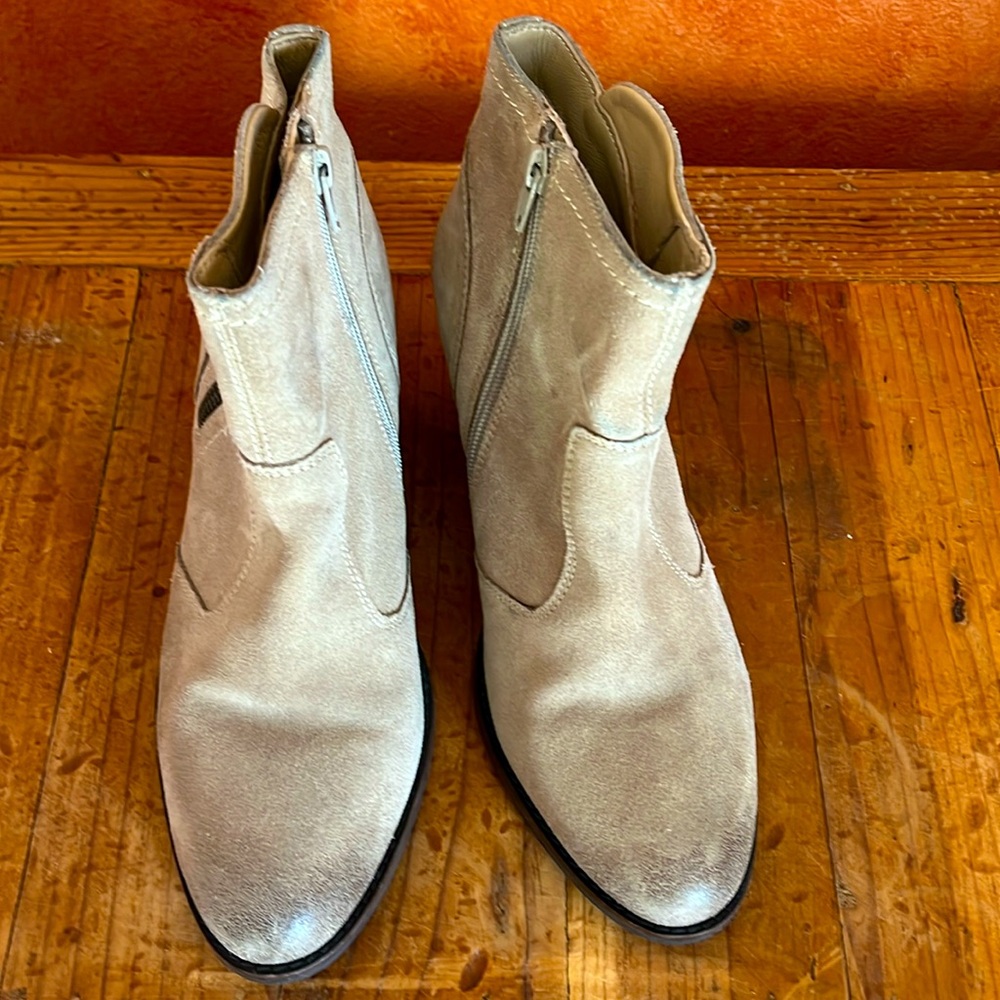 Suede sz 9 earth brand booties.